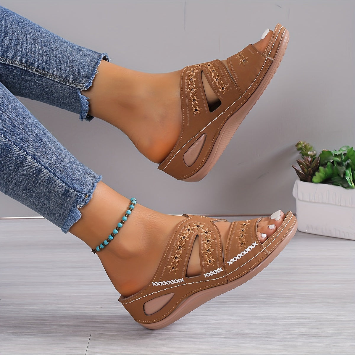 Bequeme Sommerschlupfsandalen mit Zierstickerei