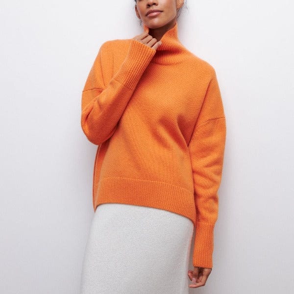 Camila - Jersey oversize de cuello alto en color camel para mujer