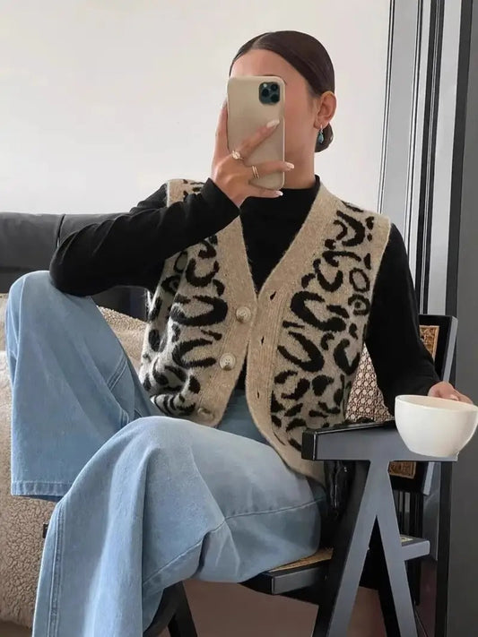 Lara - Damen Strickweste im Modern Knit Design