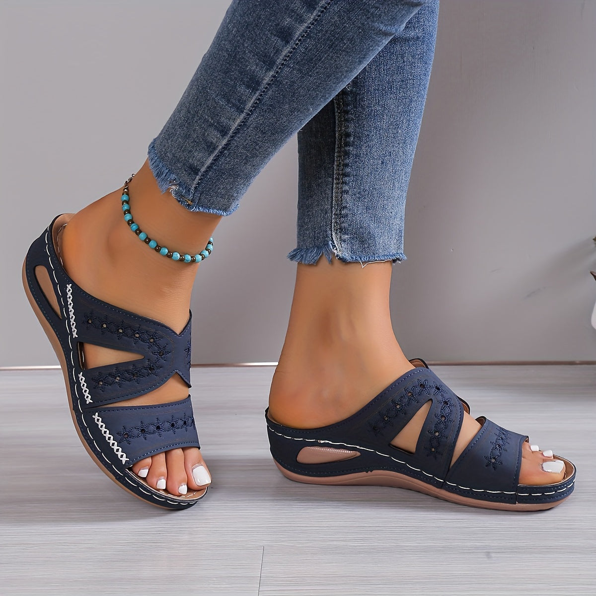 Bequeme Sommerschlupfsandalen mit Zierstickerei