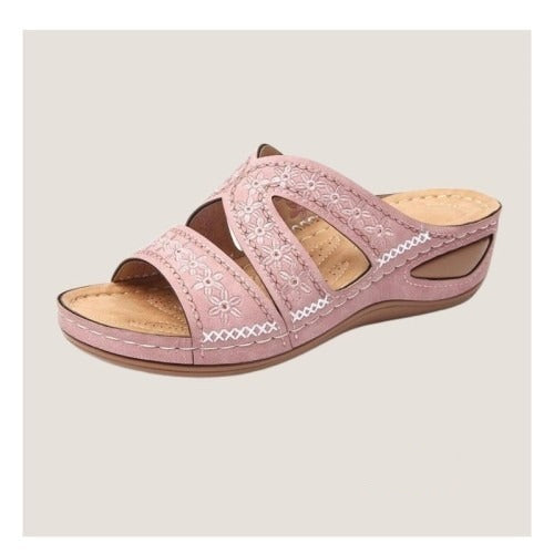 Bequeme Sommerschlupfsandalen mit Zierstickerei