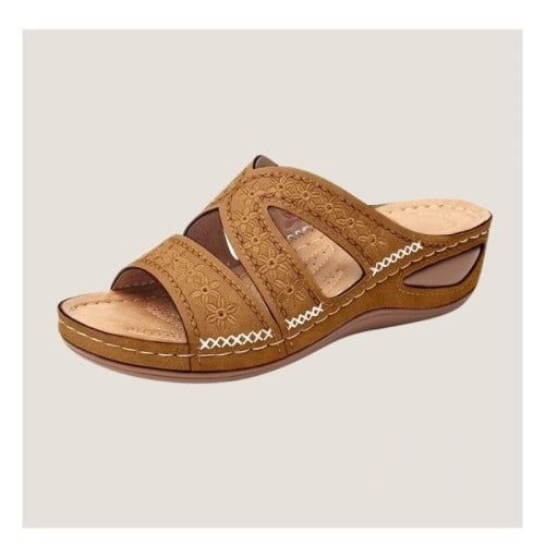 Bequeme Sommerschlupfsandalen mit Zierstickerei