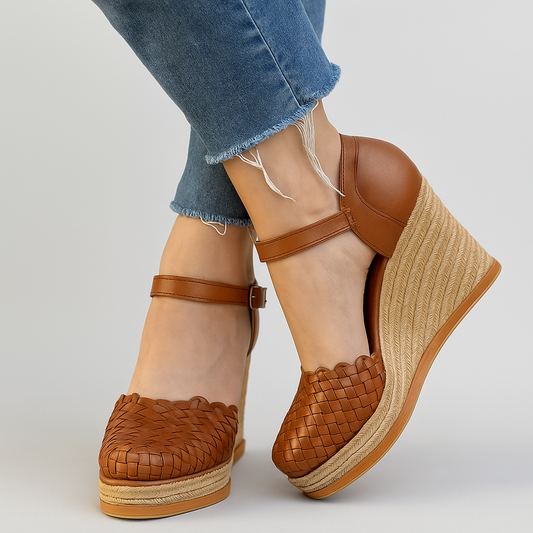 Braune gewebte Keilsandalen